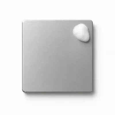 Aluminiumsplade med en klat hvidt skum